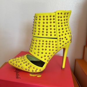 Red kiss high heel size 7.5